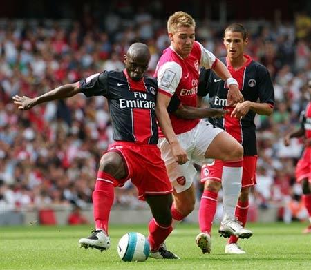 足球明星的崛起与挑战：从草根到顶级联赛的奋斗历程与成就